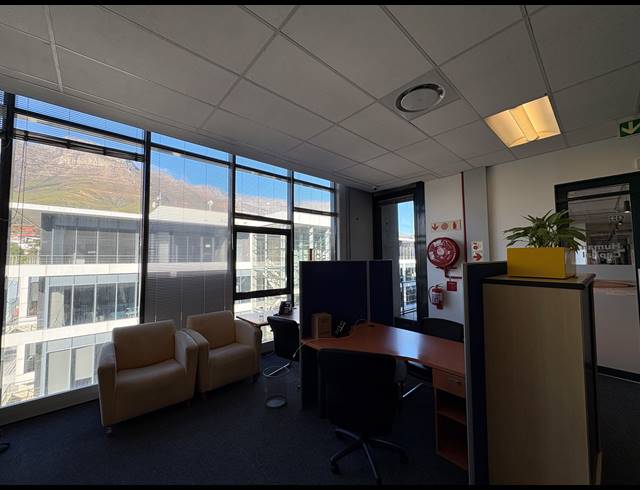 1,587M² OFFICE TO LET IN WOODSTOCK